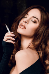 Frau mit Zigarette, geschminkt von Make-Up Artist Brigitte Kelemen, Foto Onur Alagöz